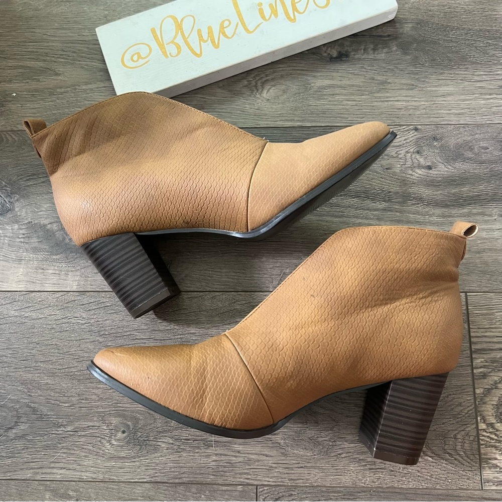 Journee Collection Bellamy Deep V Ankle Boots NWOT - Picture 2 of 7
